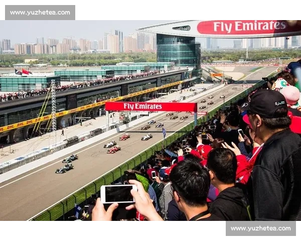 致命失控！赛车时速 200 公里飞出场外，观众尖叫逃命瞬间曝光